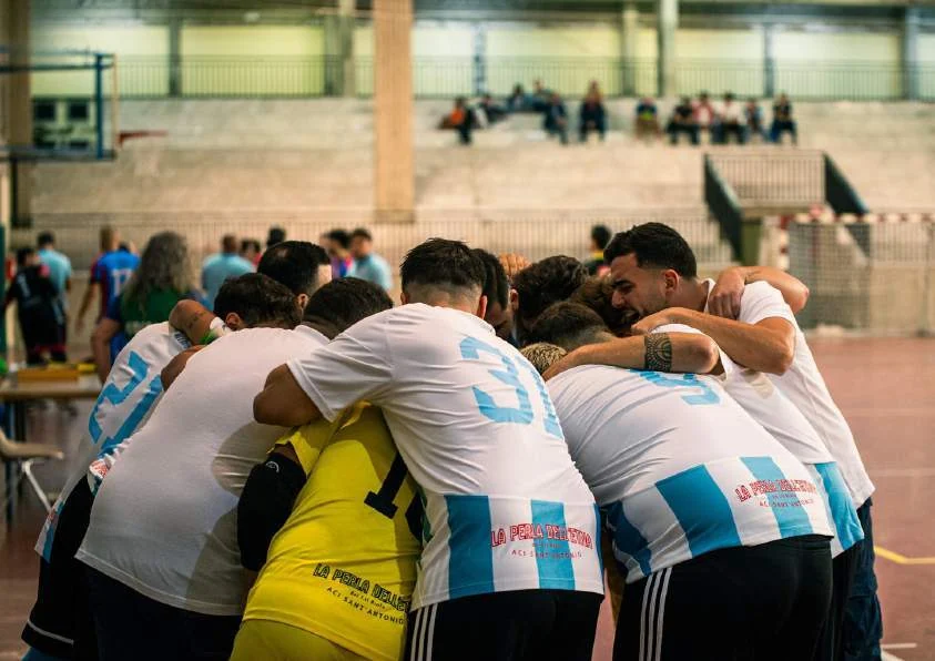 La squadra biancazzurra riunita in cerchio prima della partita
